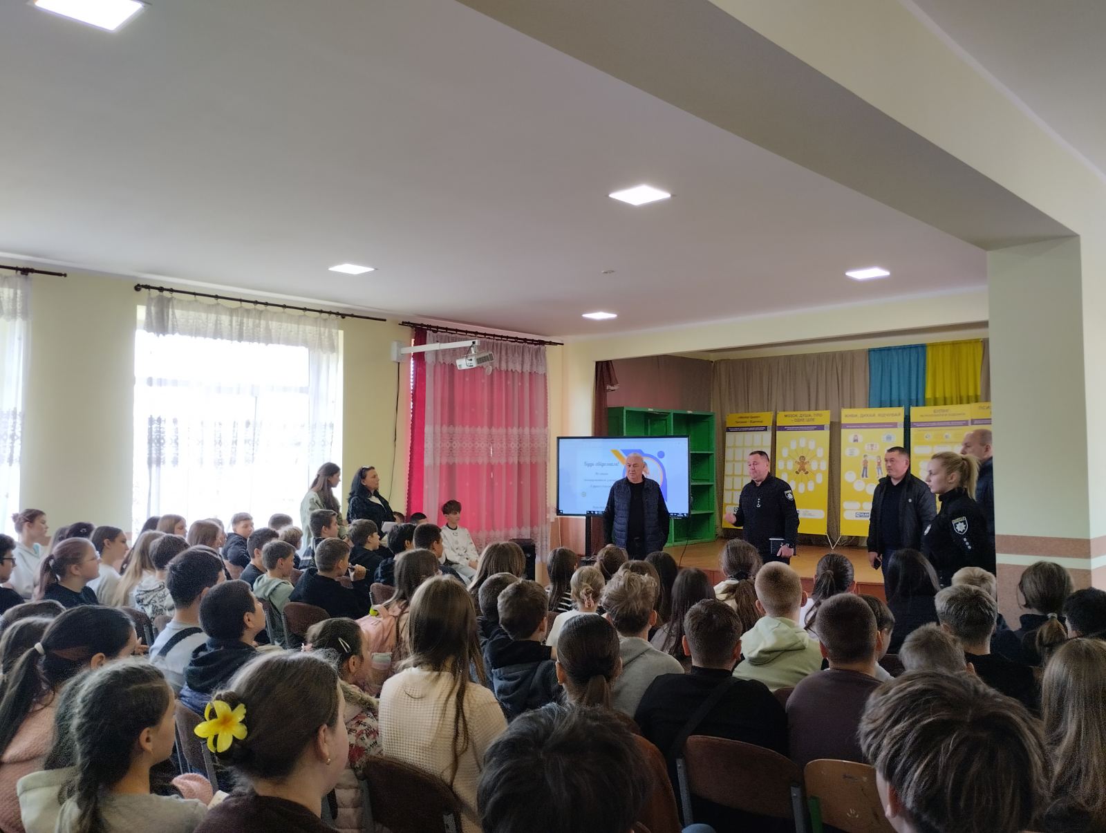 Обережно: вербування та маніпуляції в мережі